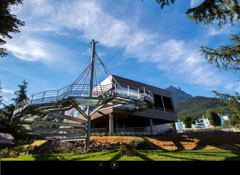 L’attribut alt de cette image est vide, son nom de fichier est auditorium-savines-le-lac.png.